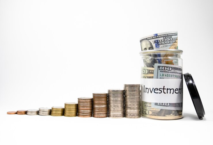 cerrar-crecimiento-monedas-apilamiento-billetes-dolar-maceta-fondo-blanco_50039-285